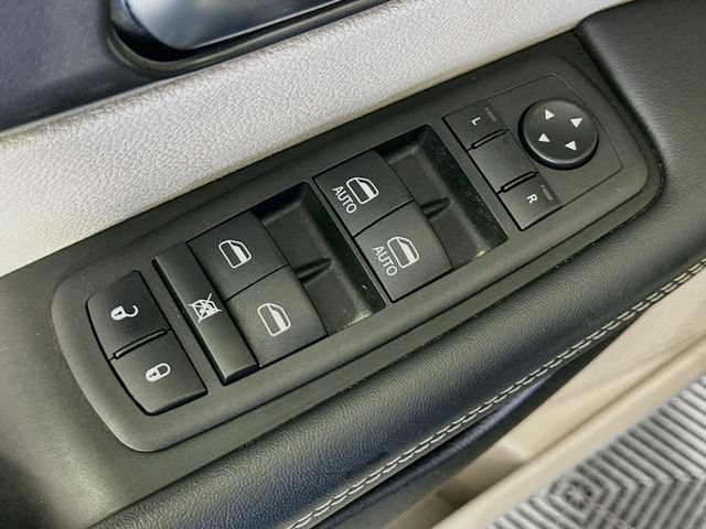 Used 2023 Chrysler Pacifica Touring-L FWD image 19