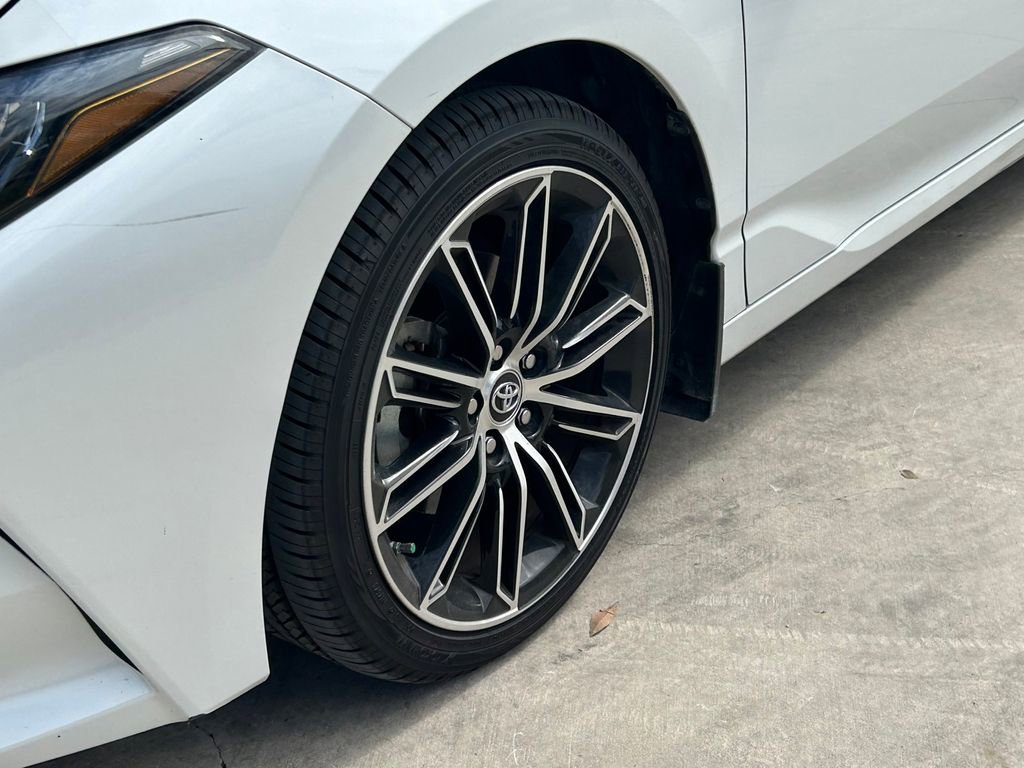 Used 2019 Toyota Avalon XSE image 9