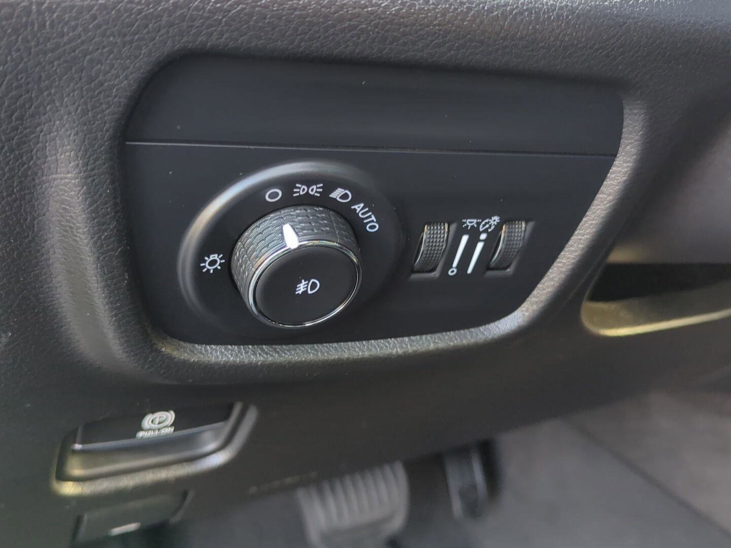 Used 2024 Jeep Grand Cherokee L Limited w/ Luxury Tech Group II image 19