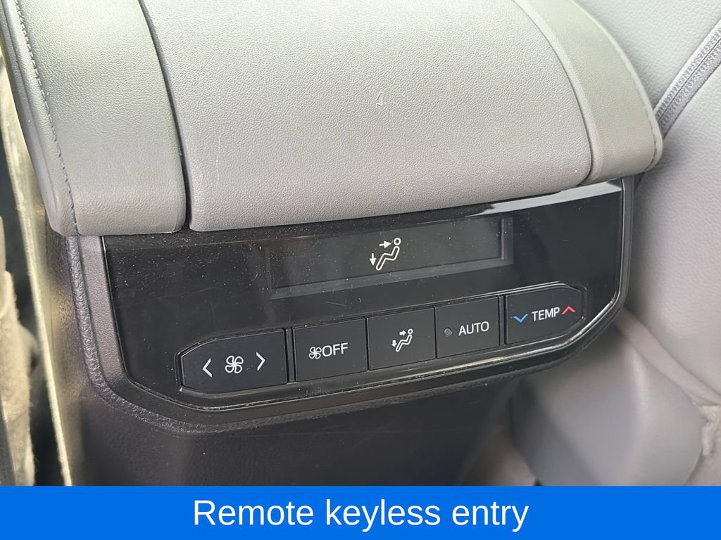 Used 2022 Toyota Highlander XLE AWD/4WD image 12