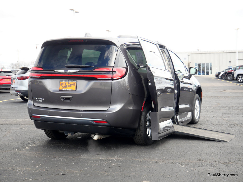 Used 2022 Chrysler Pacifica Touring-L FWD image 7