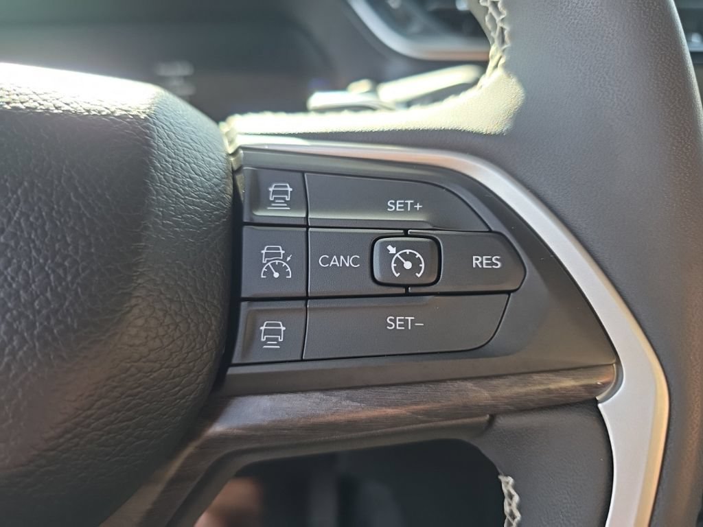 Used 2023 Jeep Grand Cherokee L Limited AWD/4WD image 39