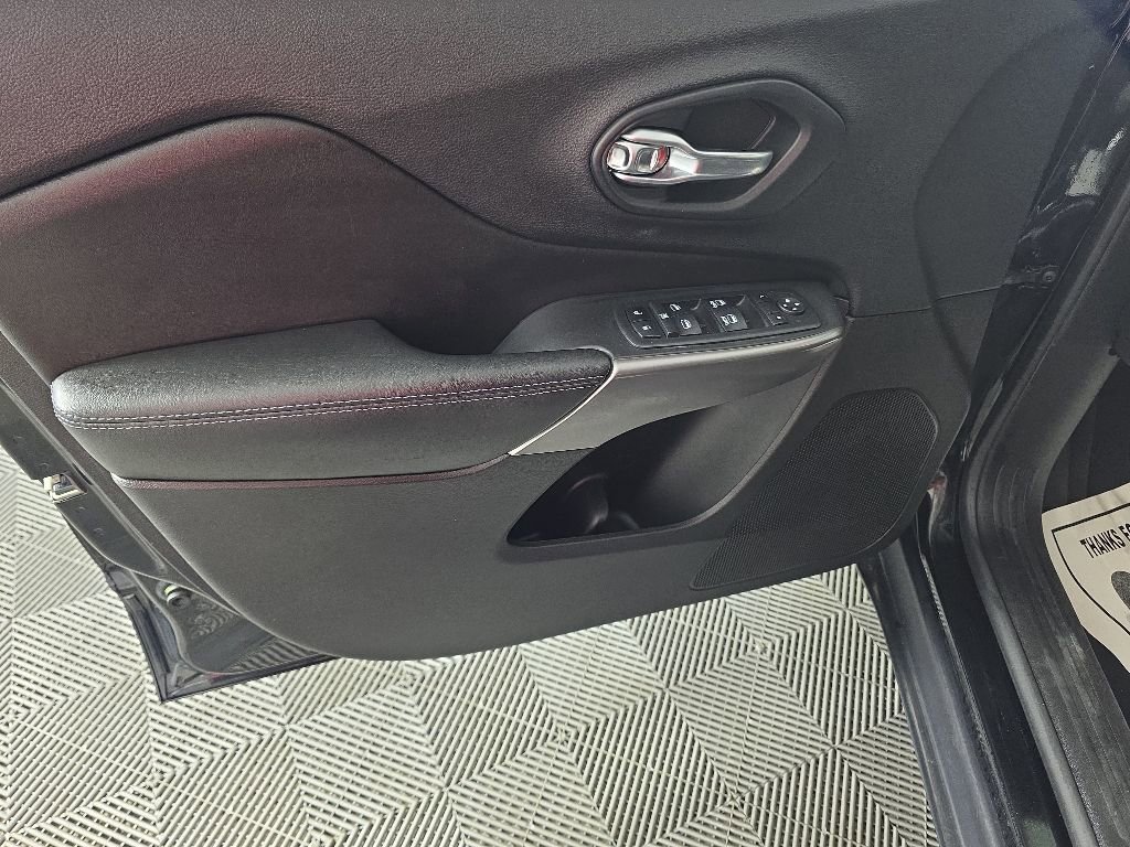 Used 2019 Jeep Cherokee Latitude Plus w/ Comfort/Convenience Group AWD/4WD image 11