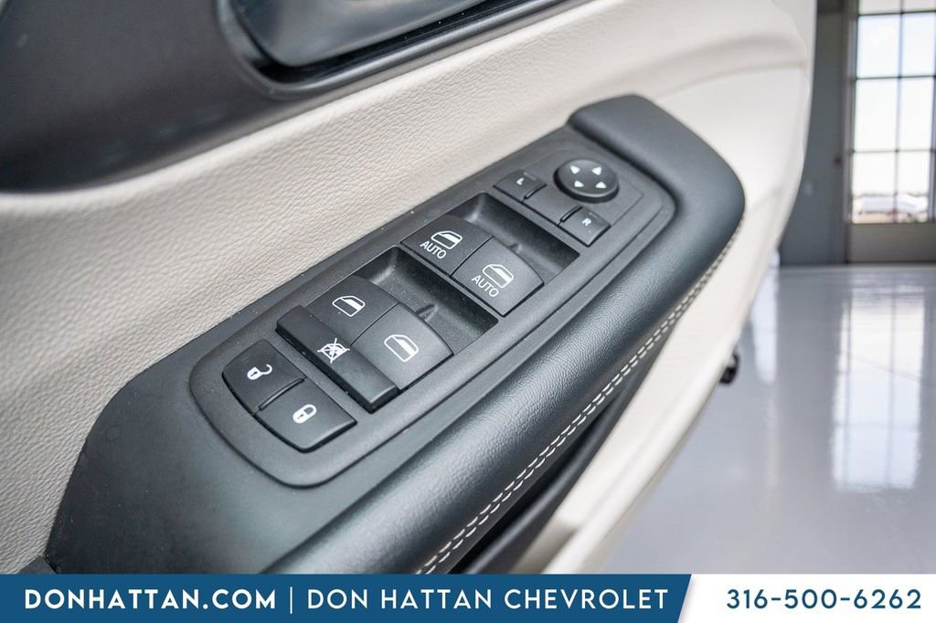 Used 2023 Chrysler Pacifica Touring-L FWD image 16