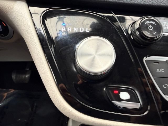 Used 2022 Chrysler Pacifica Touring-L FWD image 40