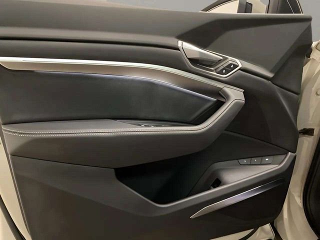 Used 2022 Audi e-tron Premium Plus w/ Premium Plus Package image 31