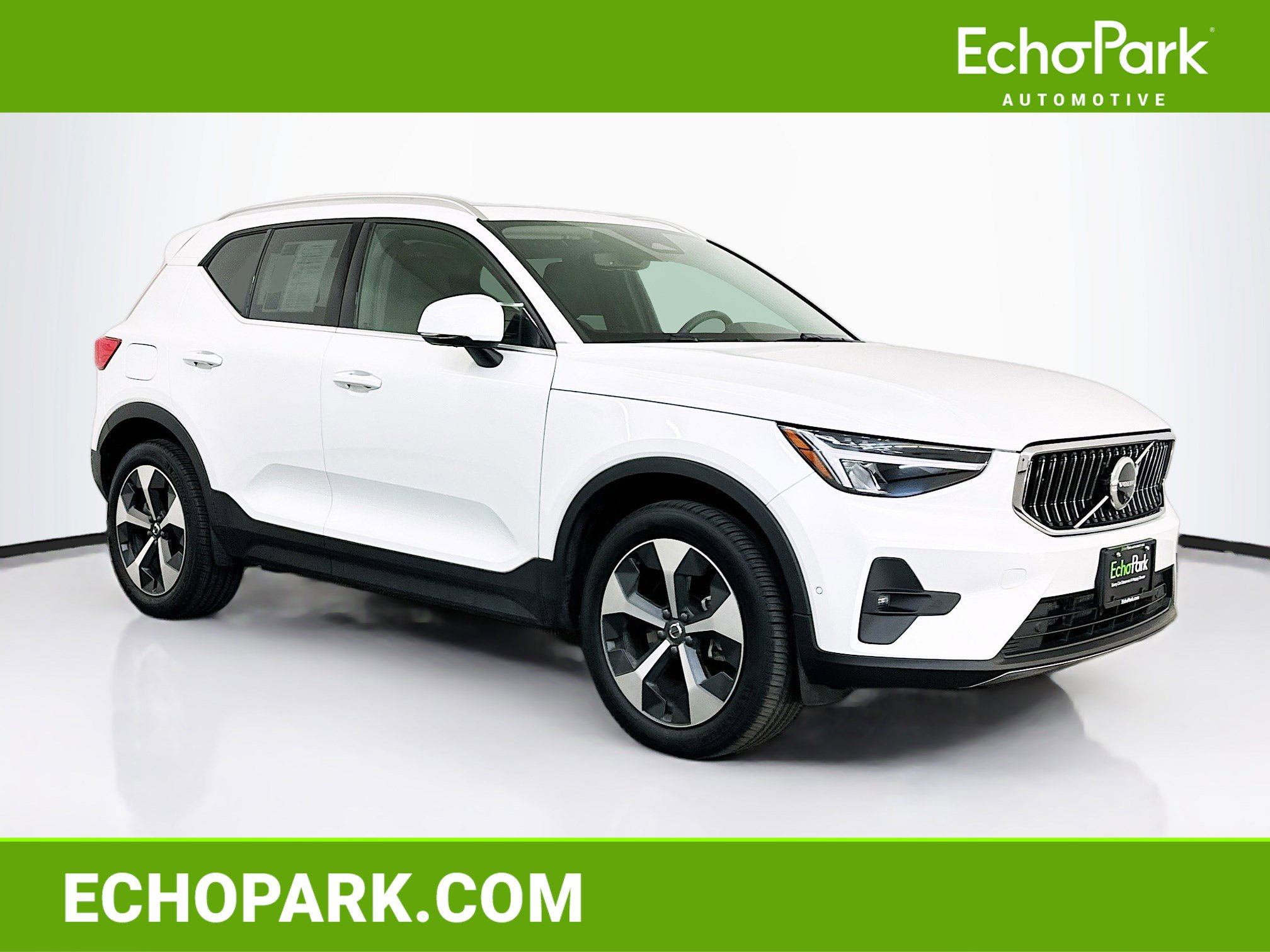 Used 2025 Volvo XC40 B5 Plus image 1
