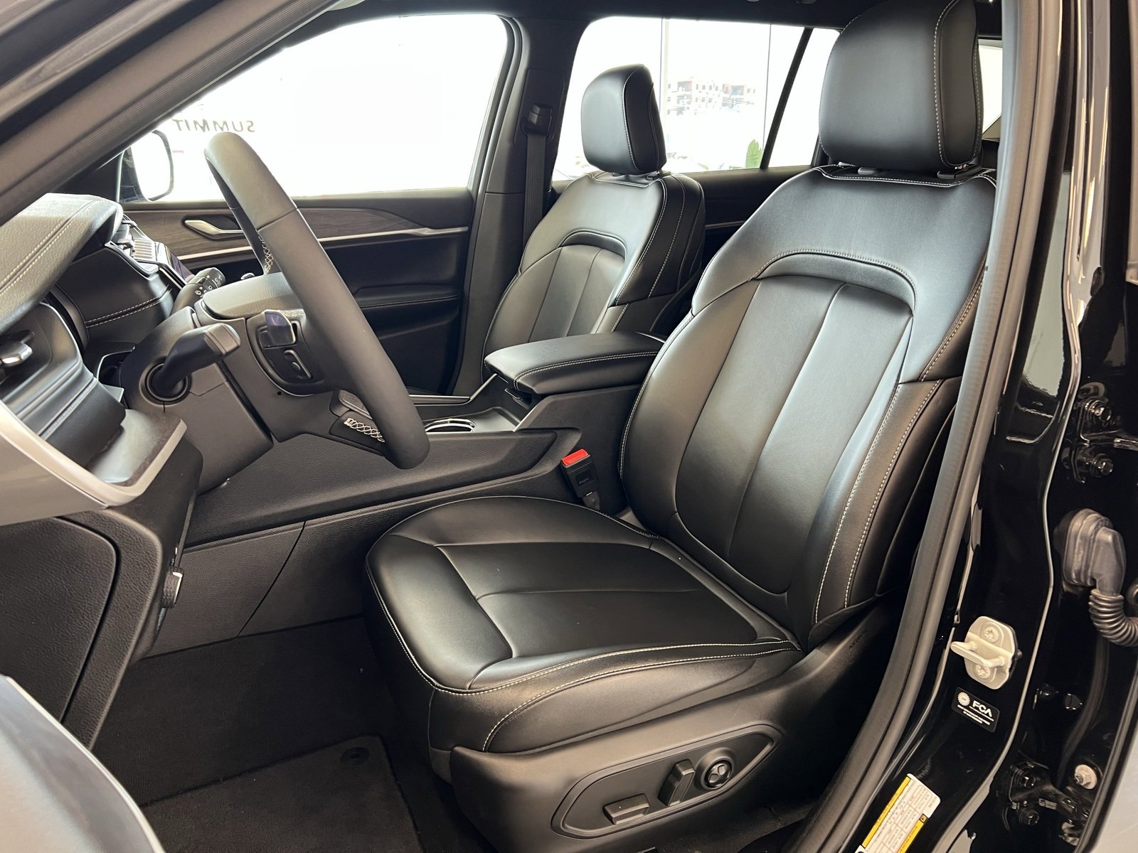 Used 2024 Jeep Grand Cherokee L Limited w/ Black Appearance Package image 37