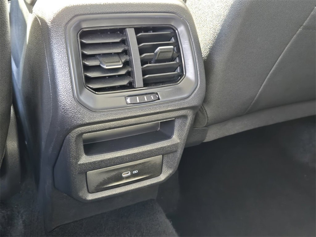 Certified 2025 Volkswagen Taos SE w/ Panoramic Sunroof Package image 15