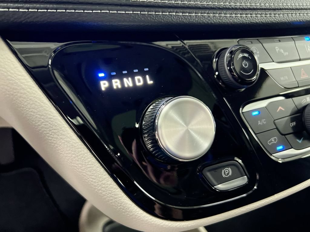 Used 2023 Chrysler Pacifica Touring-L w/ Uconnect Theater Family Group AWD/4WD image 17