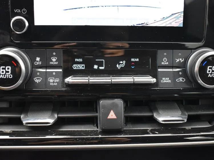 Used 2023 Toyota Highlander LE FWD image 32