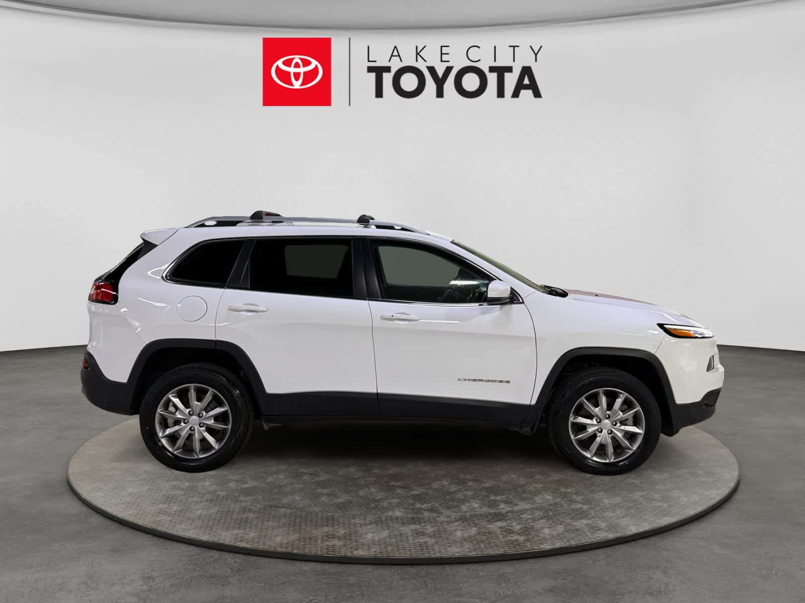 Used 2018 Jeep Cherokee Limited w/ Trailer Tow Group AWD/4WD image 11