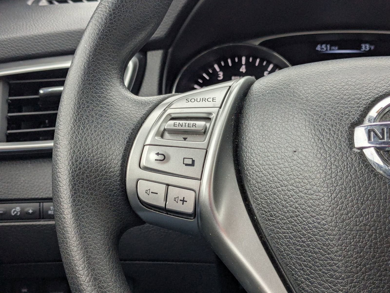 Used 2015 Nissan Rogue S image 16