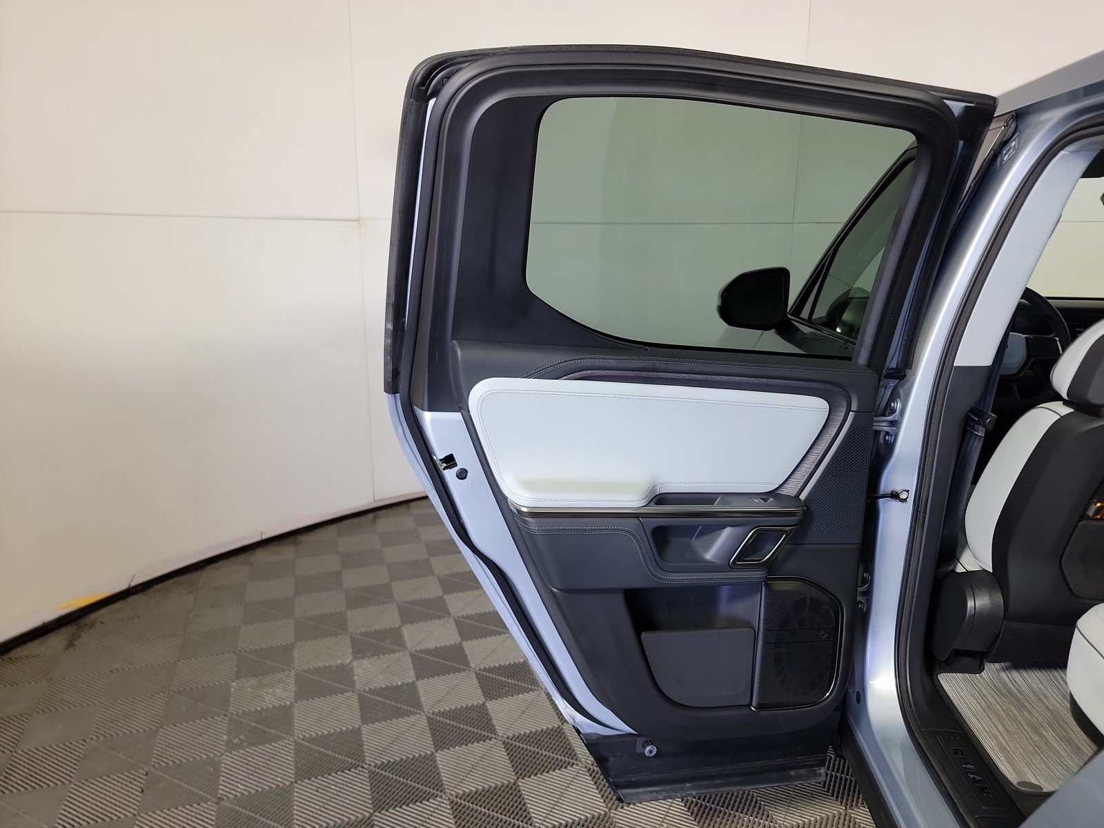 Used 2024 Rivian R1T Adventure AWD/4WD image 18