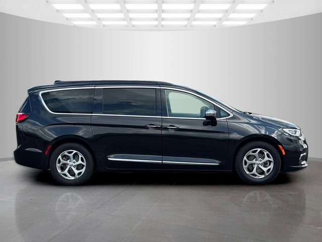 Used 2023 Chrysler Pacifica Limited image 8
