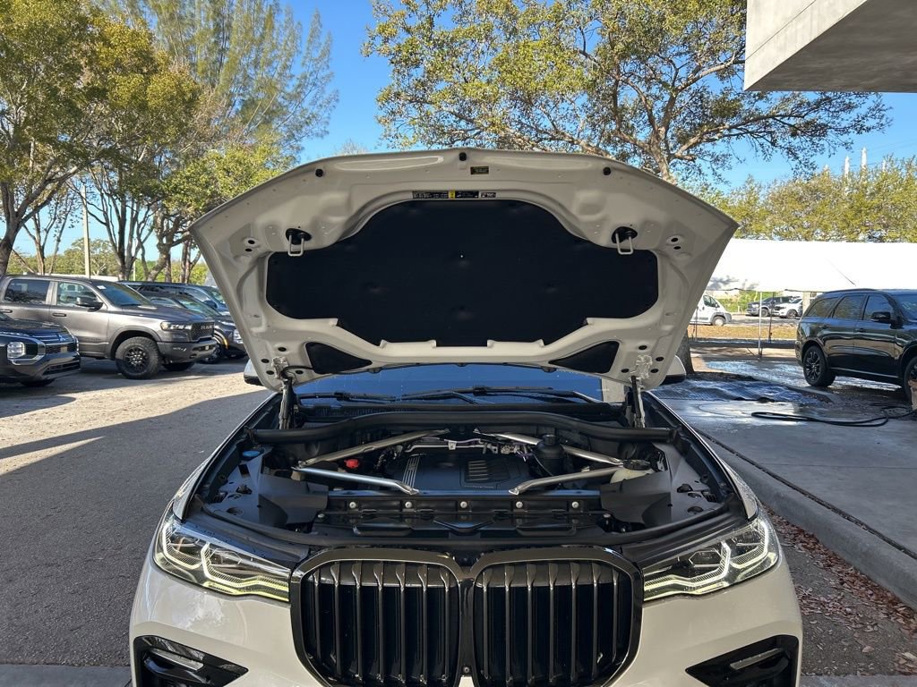 Used 2022 BMW X7 xDrive40i w/ M Sport Package image 11