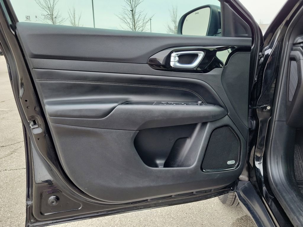 Used 2023 Jeep Compass Altitude w/ Sun and Sound Group image 17