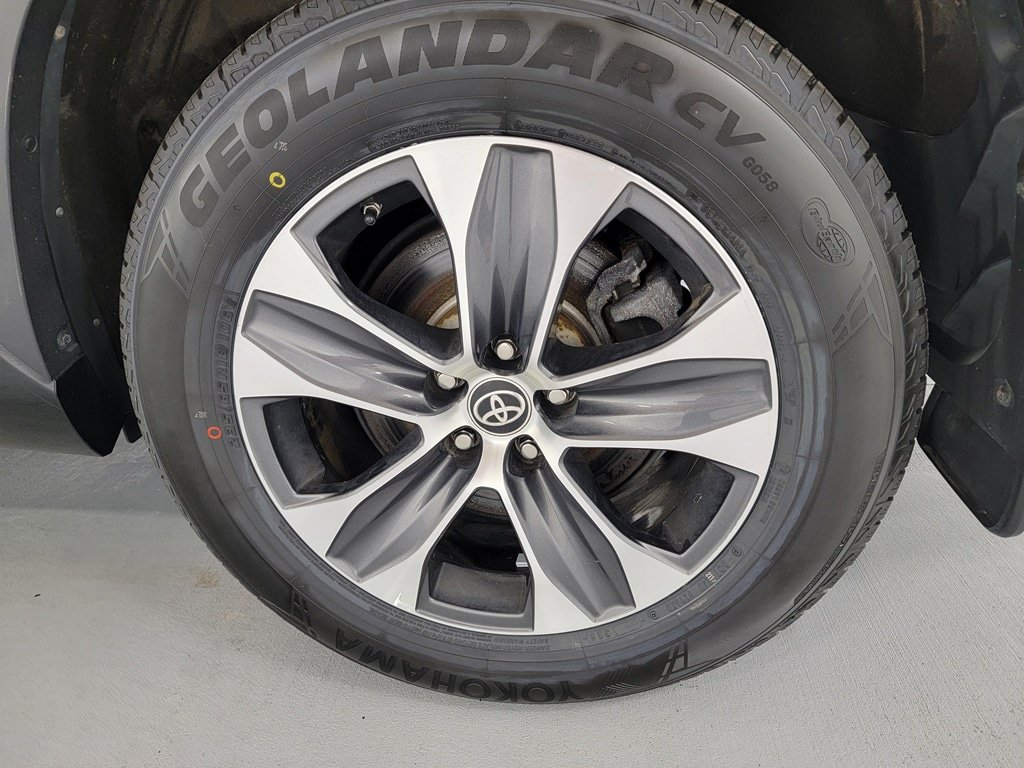 Used 2022 Toyota Highlander XLE AWD/4WD image 11