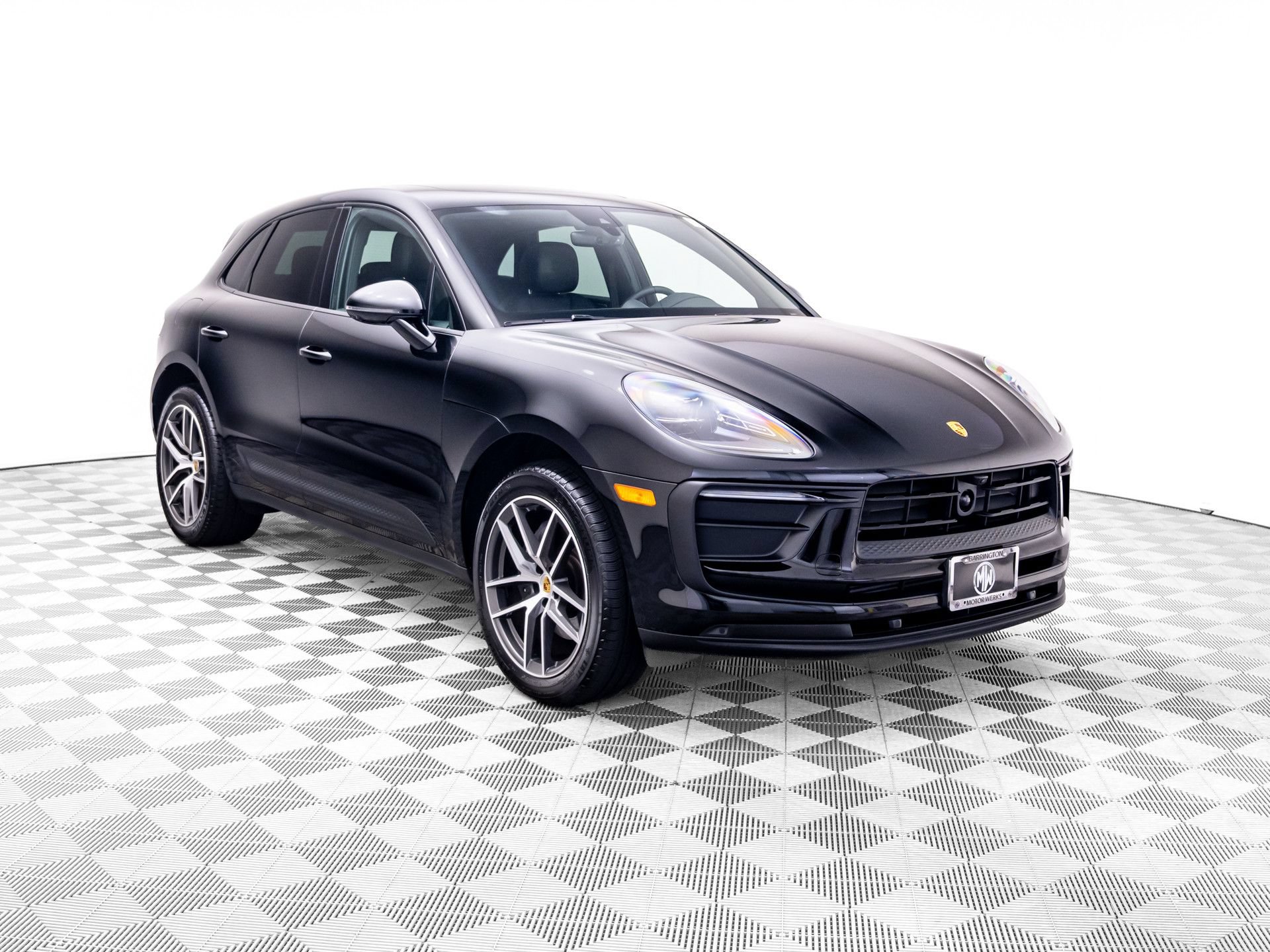 Certified 2025 Porsche Macan AWD/4WD image 6