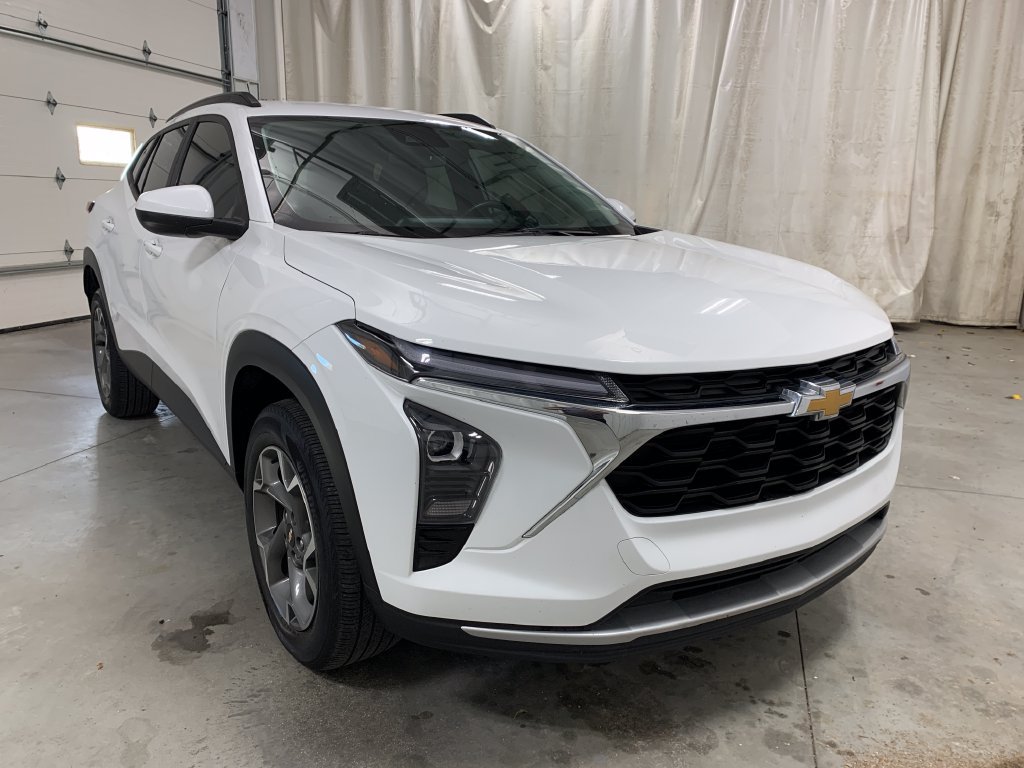 Used 2024 Chevrolet Trax LT w/ Driver Confidence Package FWD image 2