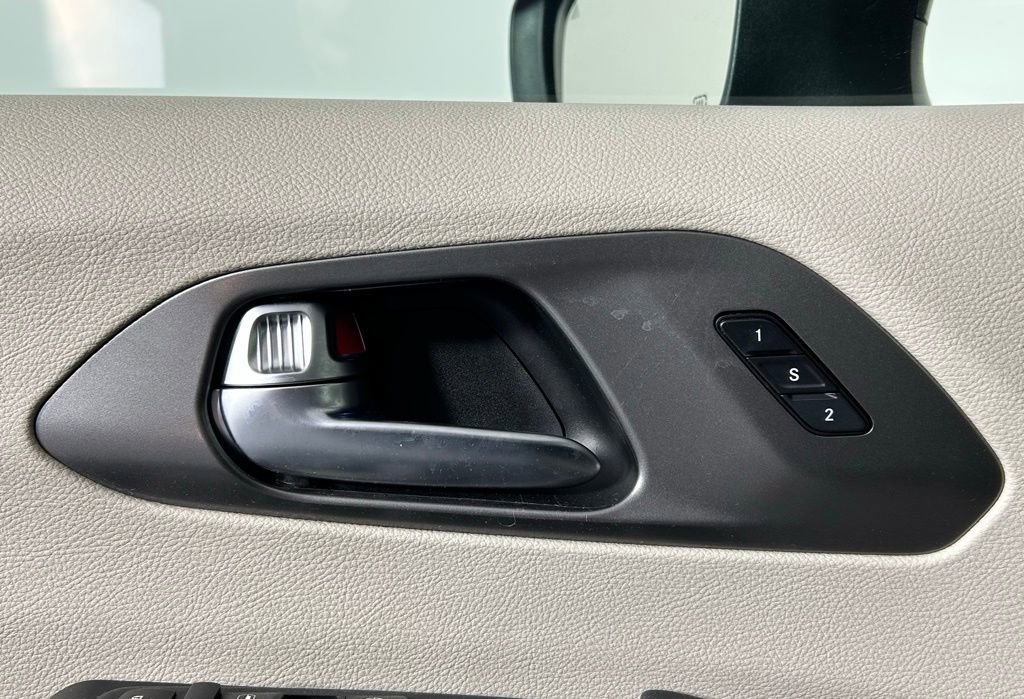 Used 2023 Chrysler Pacifica Touring-L image 34