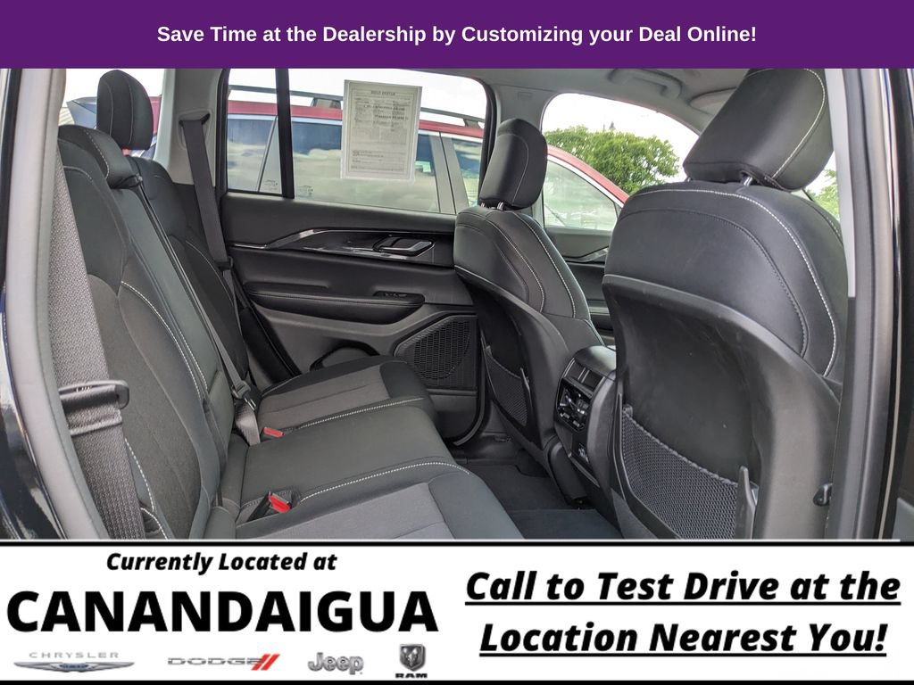 Used 2023 Jeep Grand Cherokee Laredo AWD/4WD image 15