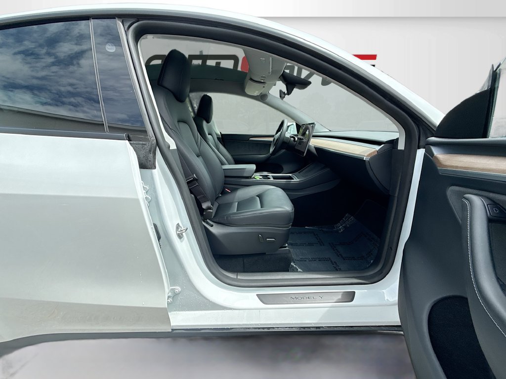 Used 2024 Tesla Model Y Long Range AWD/4WD image 28