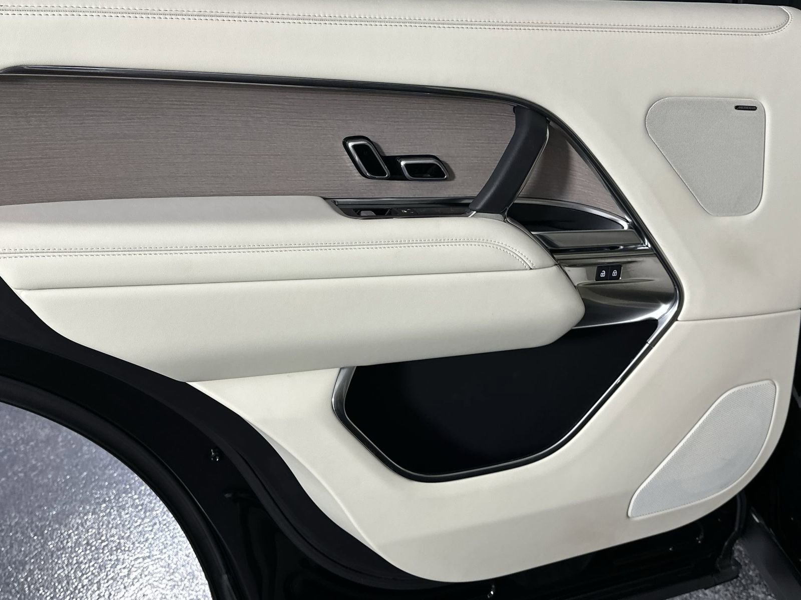 Used 2024 Land Rover Range Rover Long Wheelbase SE image 30