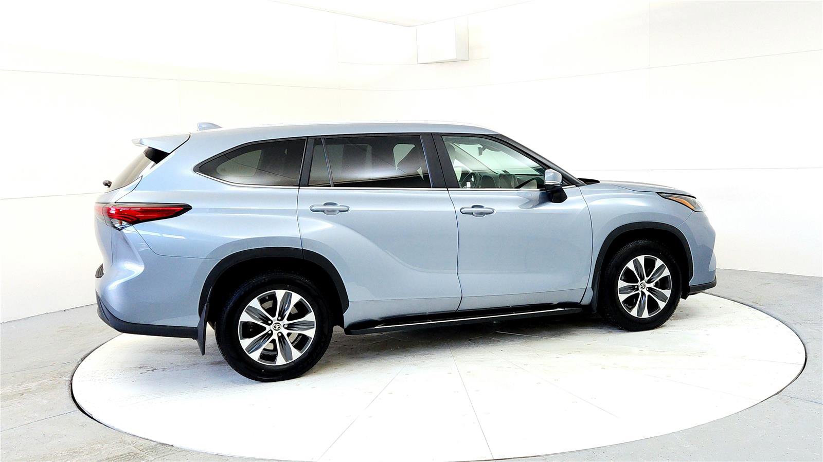 Certified 2023 Toyota Highlander XLE image 6