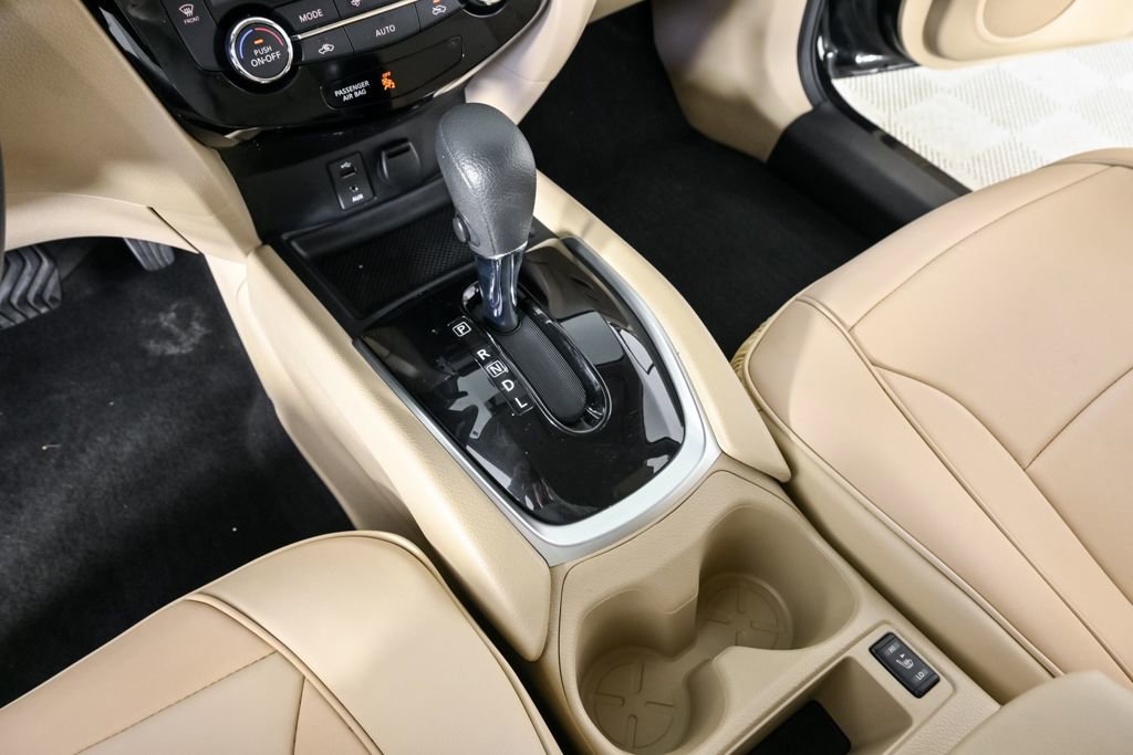 Used 2016 Nissan Rogue SV w/ SV Premium Package image 16