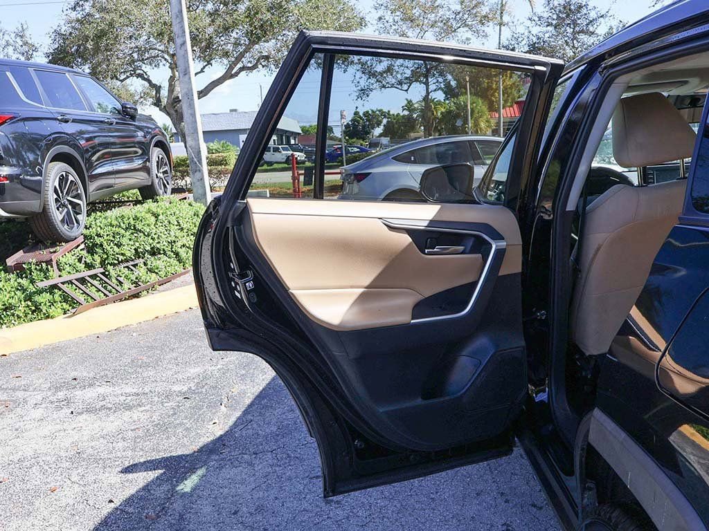 Used 2019 Toyota RAV4 XLE w/ Convenience Package FWD image 23