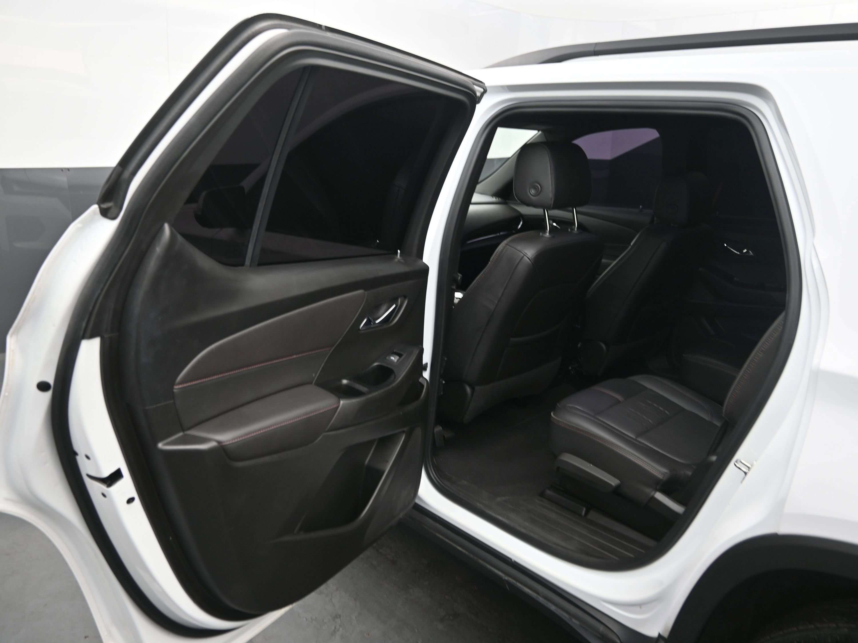 Used 2023 Chevrolet Traverse RS image 16