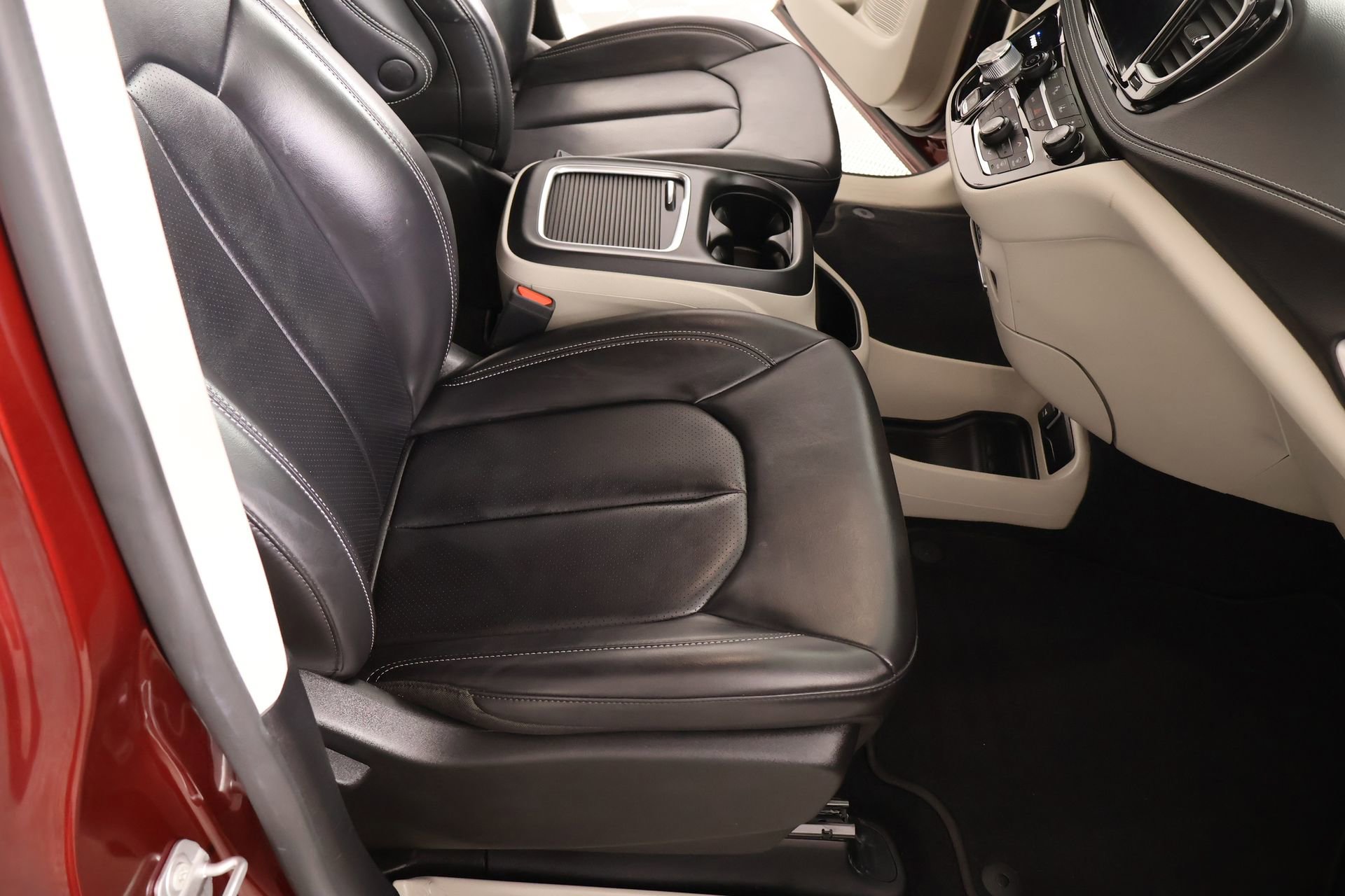 Used 2023 Chrysler Pacifica Touring-L image 13