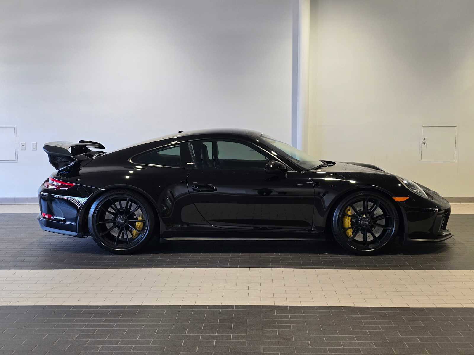 Used 2018 Porsche 911 GT3 RWD image 8
