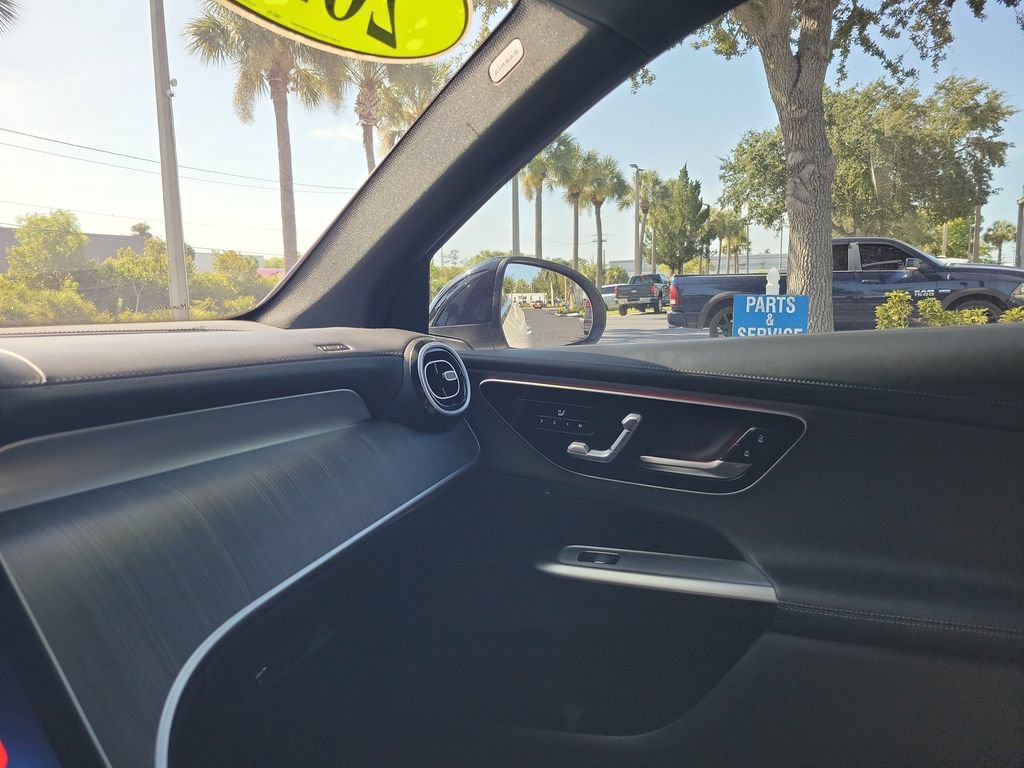 Used 2025 Mercedes-Benz GLC 300 4MATIC image 29
