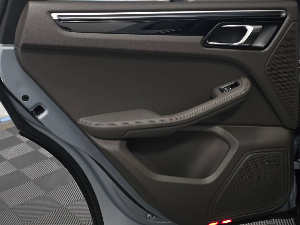 Certified 2024 Porsche Macan AWD/4WD image 23