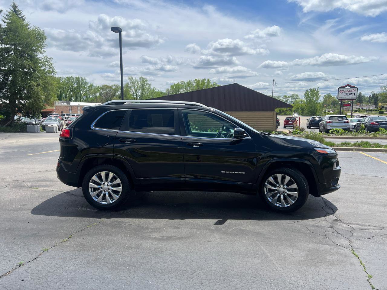Used 2018 Jeep Cherokee Overland w/ Technology Group AWD/4WD image 9