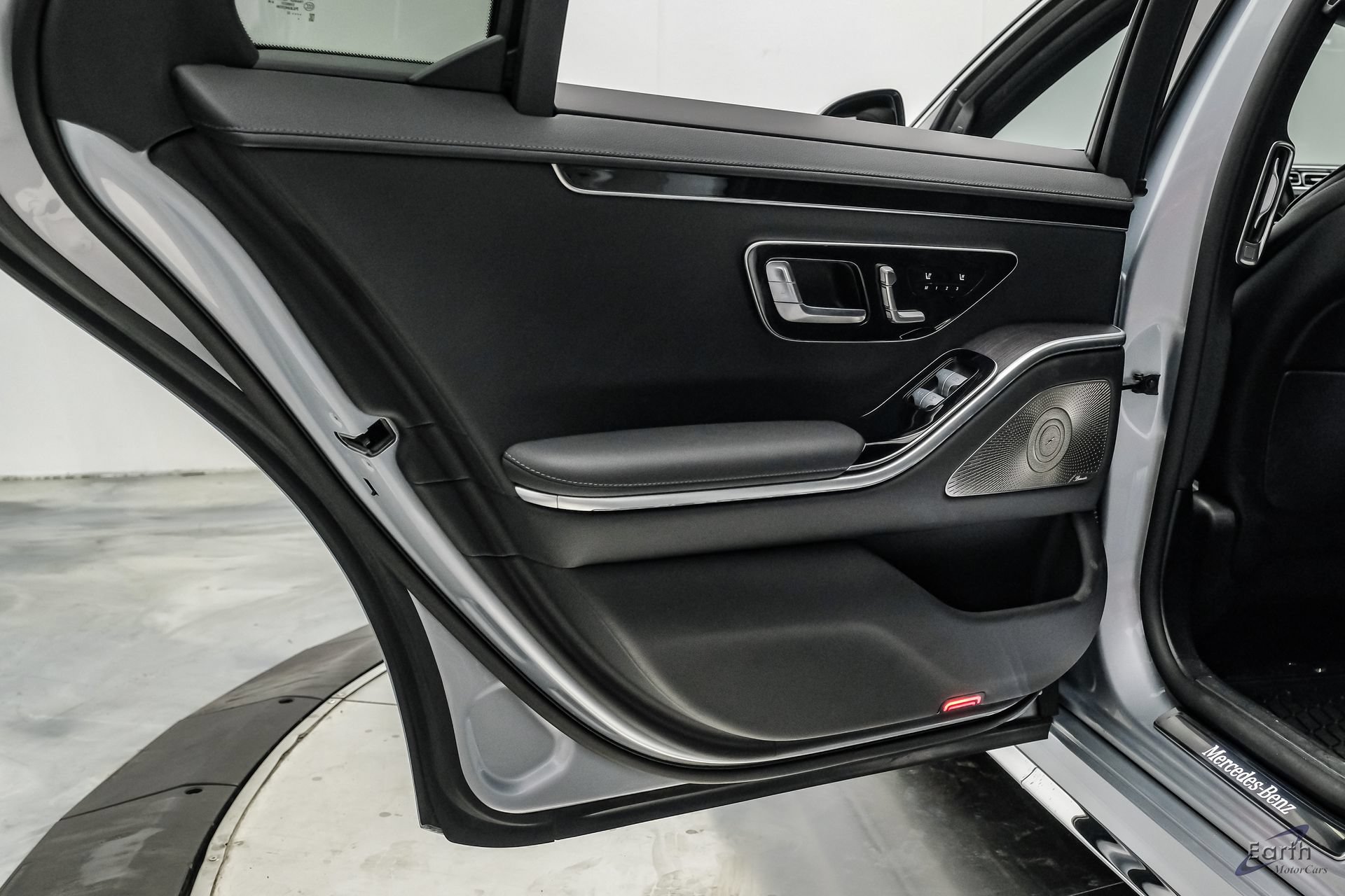 Used 2022 Mercedes-Benz S 580 4MATIC Sedan w/ AMG Line Package image 98