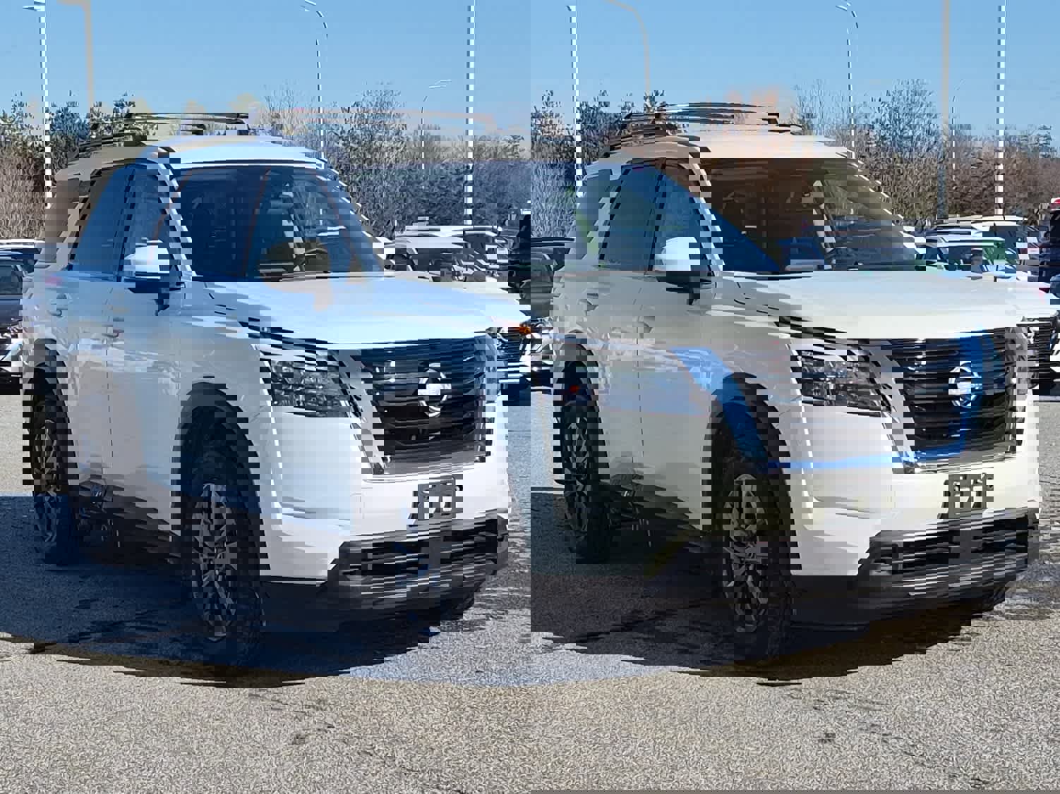 Used 2024 Nissan Pathfinder SV image 2