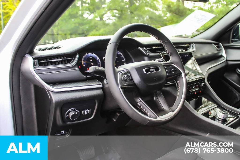 Used 2025 Jeep Grand Cherokee Altitude AWD/4WD image 32