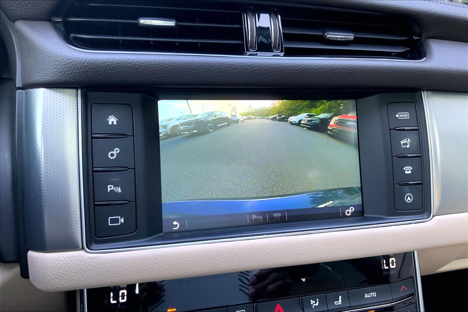 Used 2018 Jaguar XF Premium AWD/4WD image 23