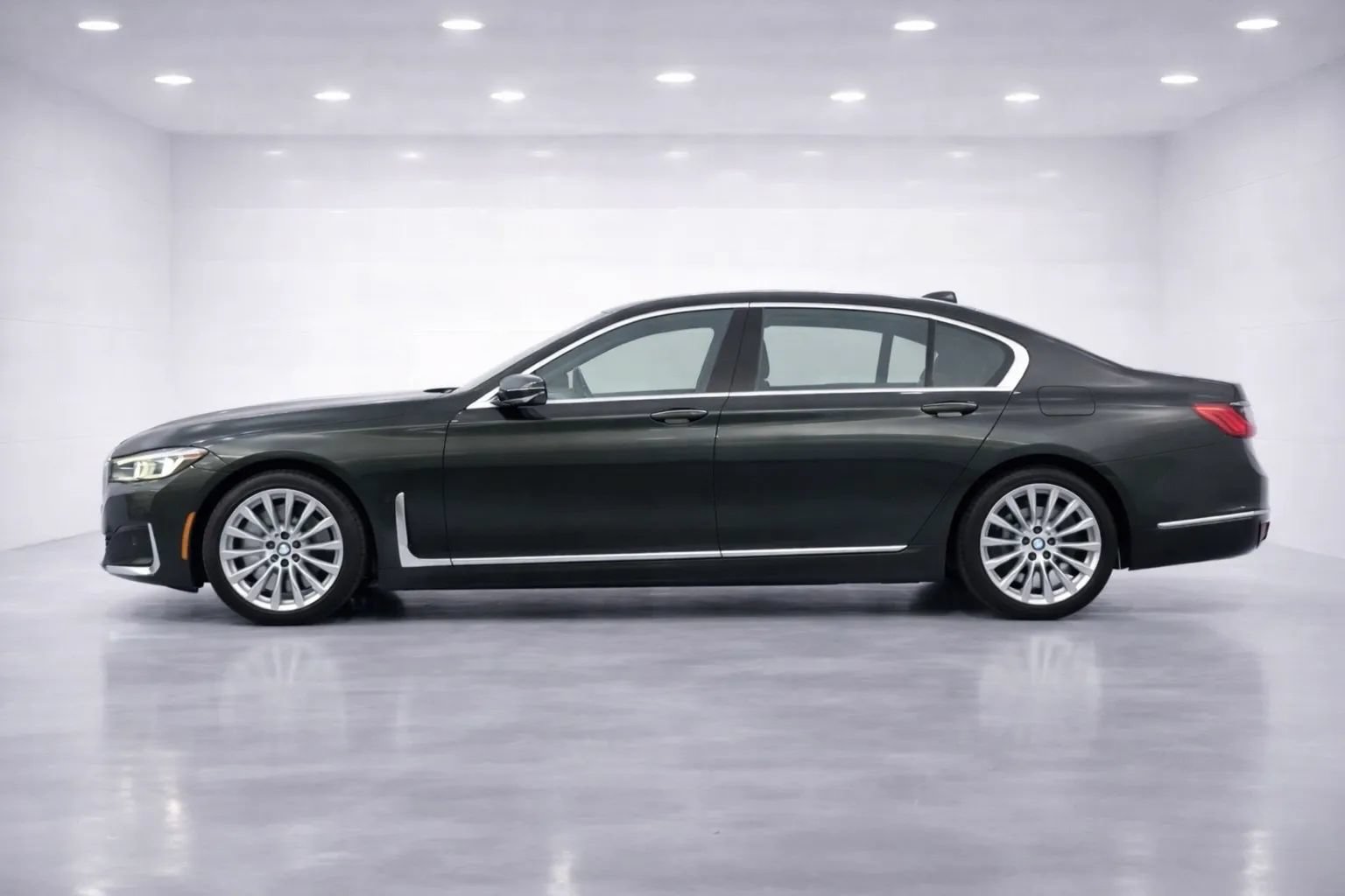 Used 2022 BMW 740i RWD image 2