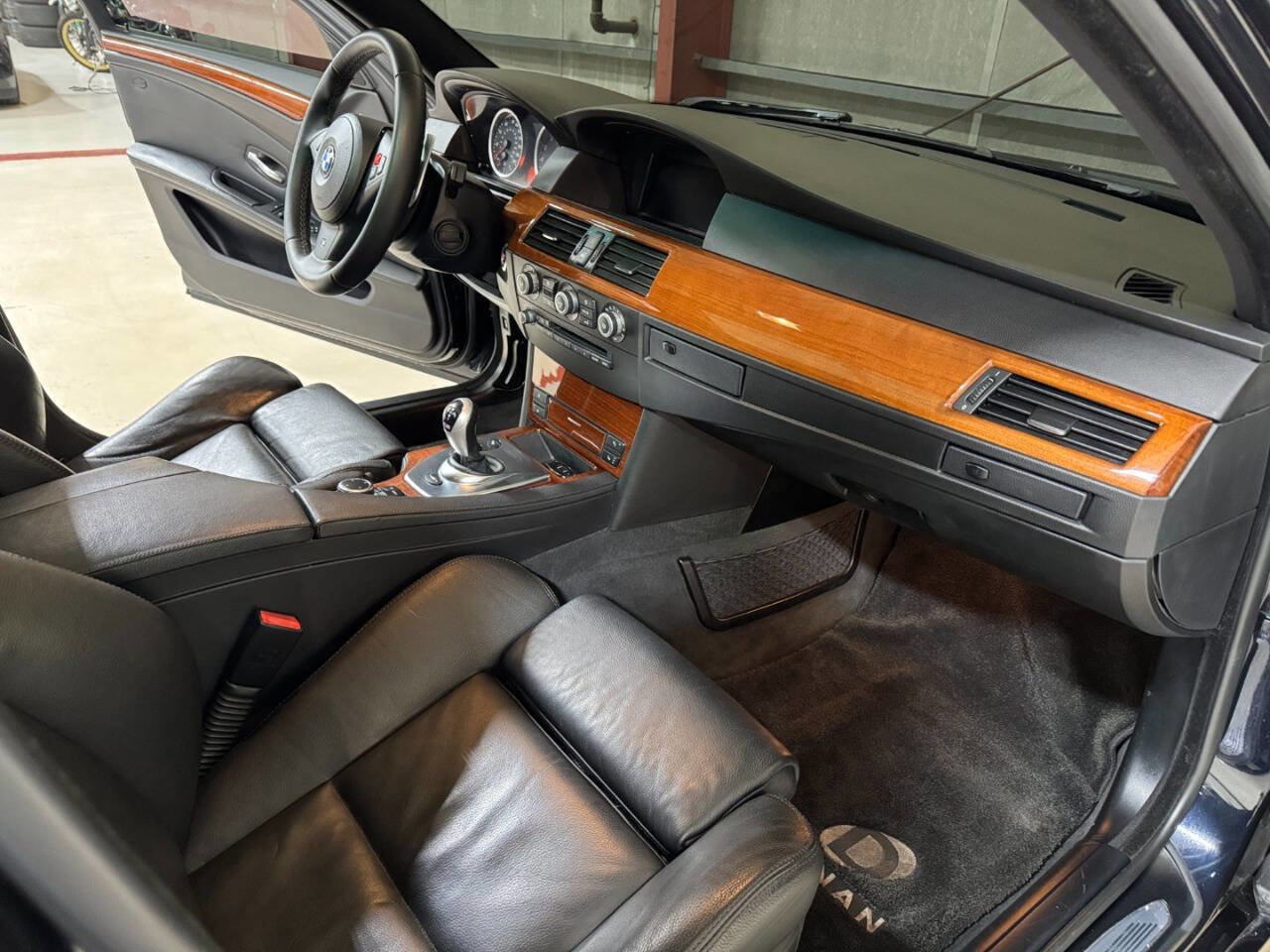 Used 2010 BMW M5 image 22