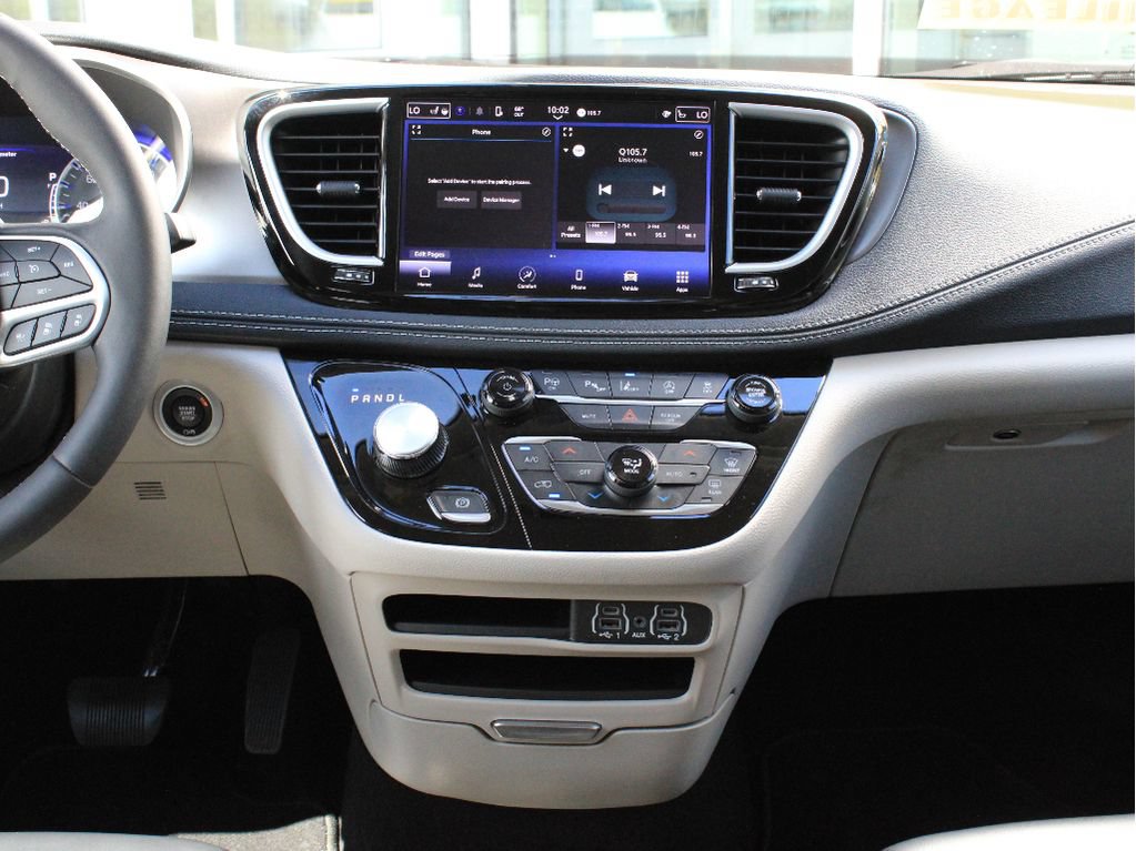 Used 2023 Chrysler Pacifica Touring-L AWD/4WD image 24