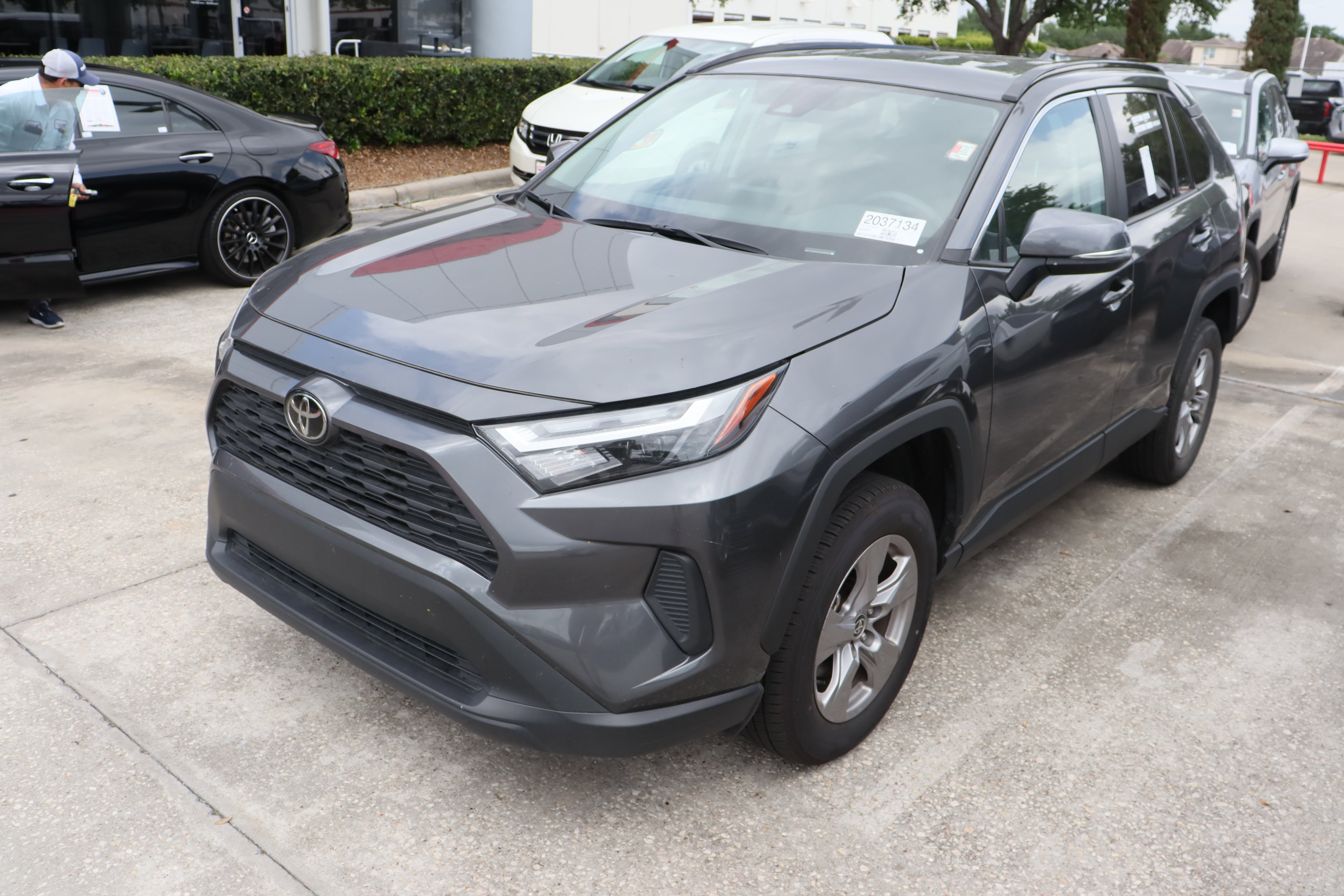 Used 2024 Toyota RAV4 XLE w/ Convenience Package image 5