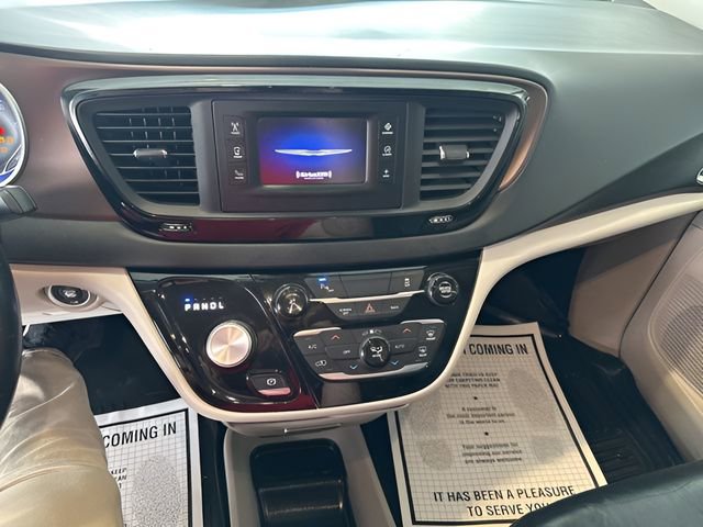Used 2017 Chrysler Pacifica Touring-L FWD image 10