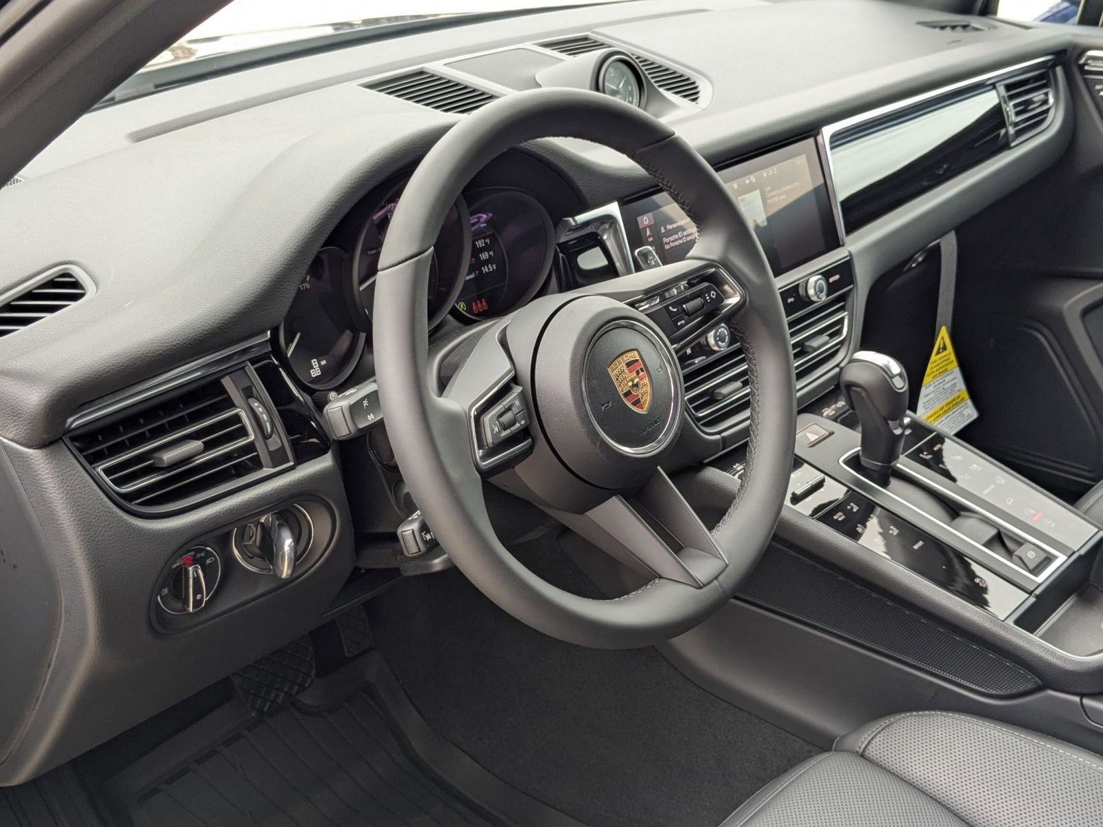 Certified 2026 Porsche Macan AWD/4WD image 4