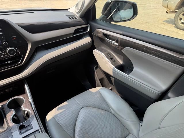 Used 2020 Toyota Highlander Limited image 22