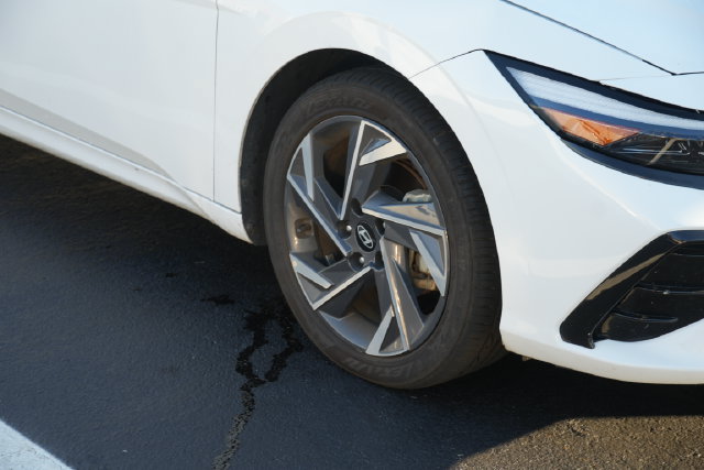 Used 2025 Hyundai Elantra SEL FWD image 2
