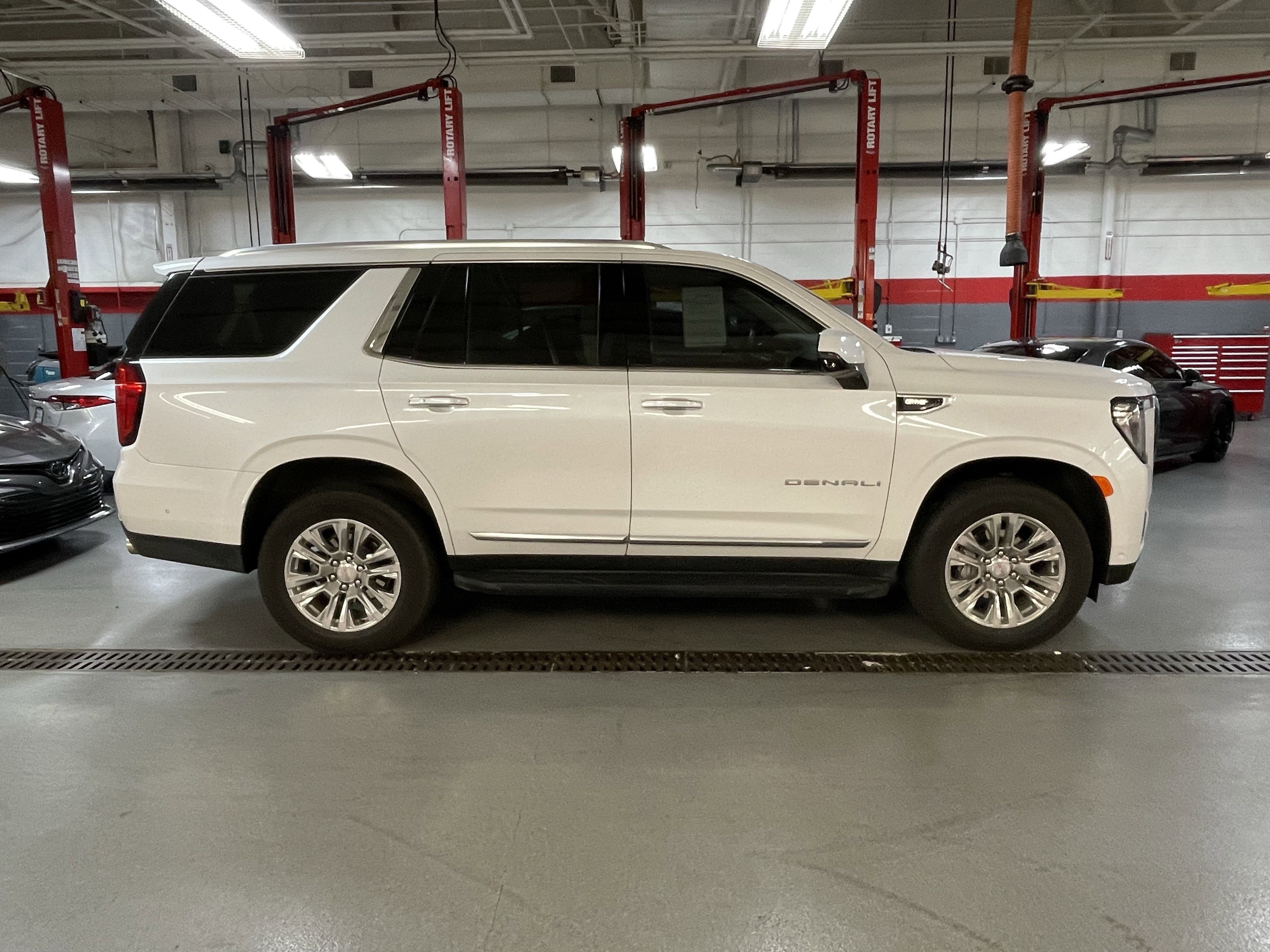Used 2024 GMC Yukon Denali w/ Advanced Technology Package AWD/4WD image 8